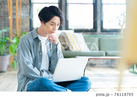 男性 リビング テレワーク リモートワーク パソコン ライフスタイル 男性 リビング テレワーク リモートワーク パソコン ライフスタイル 78118705