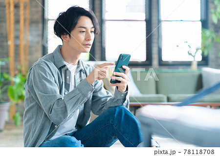 男性　  スマホ　スマートフォン　リビング　ライフスタイル 78118708