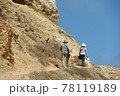 カリフォルニアのトレイルを歩く白人50代夫婦 78119189