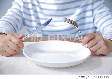 ナイフとフォークを持つ女性 78119349