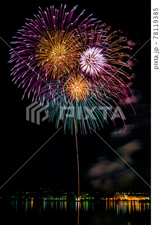 室蘭港の夜空を彩る打ち上げ花火海面をも彩る 室蘭港の夜空を彩る打ち上げ花火海面をも彩る 78119385