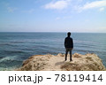海を見つめる男性のうしろ姿 78119414