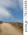 カリフォルニアの高台の散歩道 78119488