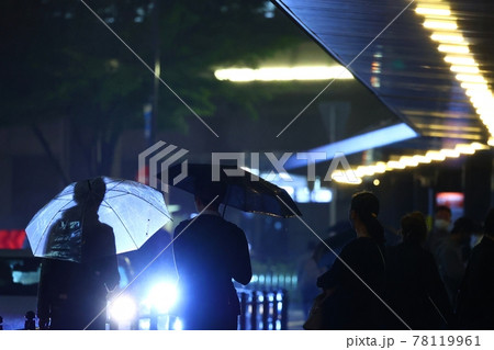 雨の中の駅前風景 78119961