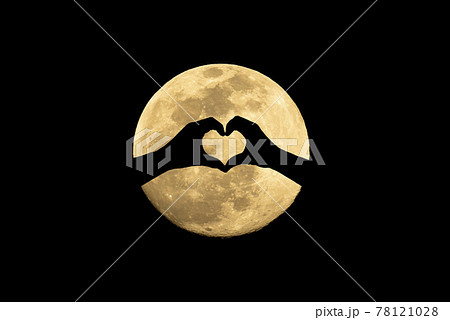 【恋愛イメージ】満月とハート型の手のシルエット 【恋愛イメージ】満月とハート型の手のシルエット 78121028