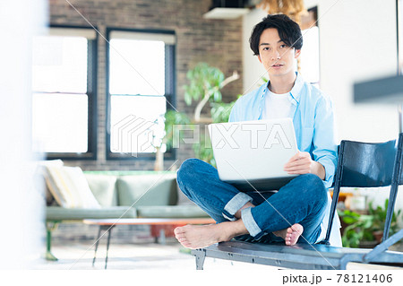 男性　リビング　テレワーク　リモートワーク　パソコン　ライフスタイル 78121406