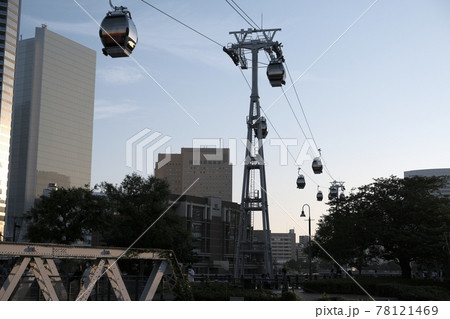 横浜夕景　高層ビルとエアーキャビン 78121469