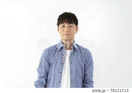 カメラ目線で笑顔のアラフォーの男性 78121713