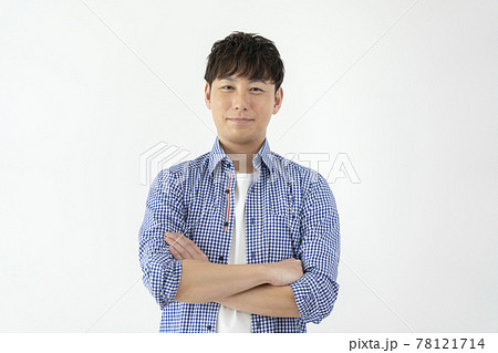 カメラ目線で笑顔のアラフォーの男性 78121714