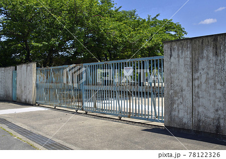 閉じられた学校の門　 78122326