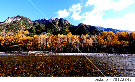上高地の梓川と六百山の紅葉 上高地の梓川と六百山の紅葉 78122845