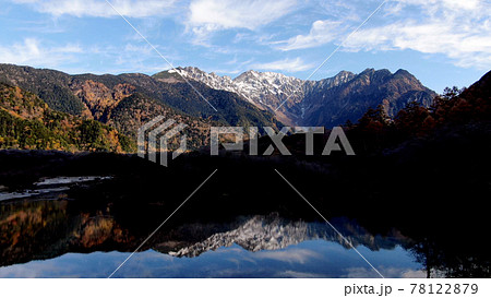 上高地の穂高連峰と大正池 紅葉 78122879