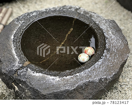 お寺にある涼しげな水の入った器 お寺にある涼しげな水の入った器 78123417