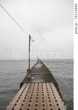 千葉県の観光名所 雨の日の原岡桟橋の写真素材