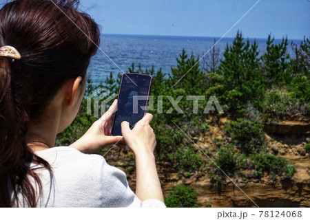 日本海の絶景を撮影する女性 日本海の絶景を撮影する女性 78124068