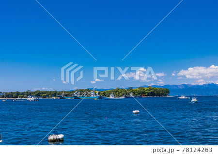 (静岡県)青い海が美しい、西伊豆・戸田港 後方に南アルプス (静岡県)青い海が美しい、西伊豆・戸田港 後方に南アルプス 78124263