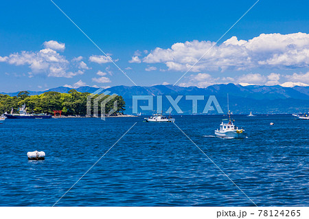 (静岡県)青い海が美しい、西伊豆・戸田港 後方に南アルプス (静岡県)青い海が美しい、西伊豆・戸田港 後方に南アルプス 78124265