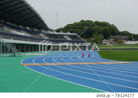 下関市陸上競技場トラックと観客席 78124277