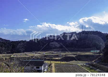 冬の晴れた日に撮影した日本の山中の風景 78124348