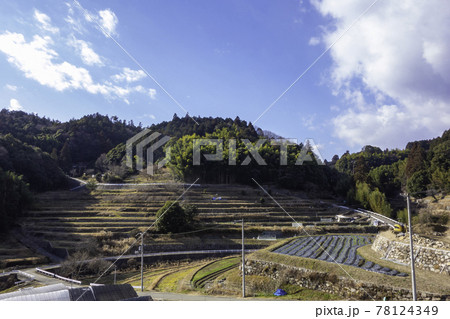 冬の晴れた日に撮影した日本の山中の風景 冬の晴れた日に撮影した日本の山中の風景 78124349