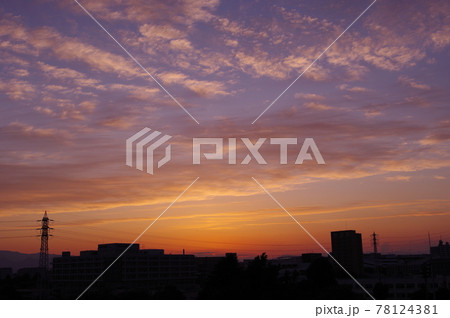 街の夕景 夕焼け空と遠景の街影 背景素材 撮影場所 神奈川県大和市の写真素材
