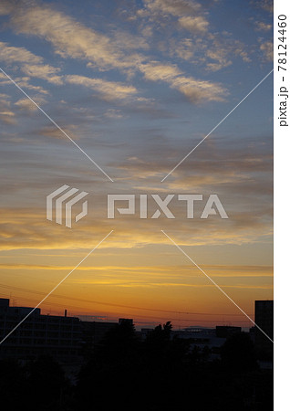 街の夕景 夕焼け空と遠景の街影 背景素材 撮影場所 神奈川県大和市の写真素材