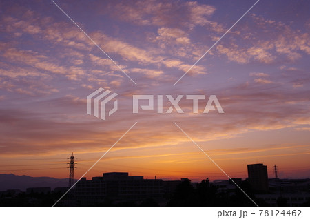 街の夕景 夕焼け空と遠景の街影 背景素材 撮影場所 神奈川県大和市の写真素材