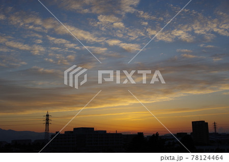 街の夕景 夕焼け空と遠景の街影 背景素材 撮影場所 神奈川県大和市の写真素材