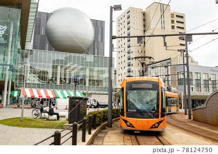 福井駅を出発するオレンジ色の低床車輛フクラム 78124750