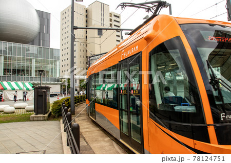 福井駅を出発するオレンジ色の低床車輛フクラム 福井駅を出発するオレンジ色の低床車輛フクラム 78124751