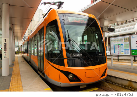 福井駅に停車中のオレンジ色の低床車輛フクラム 78124752