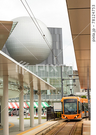 福井駅に入場するオレンジ色の低床車輛フクラム 78124753