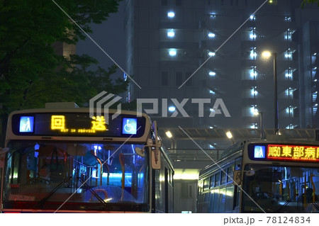 雨のロータリーのバス 雨のロータリーのバス 78124834