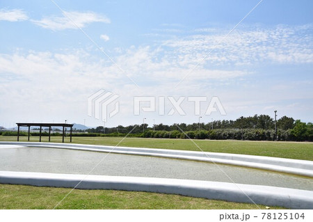 夏を待つ子供プール 青空と緑の公園 夏を待つ子供プール 青空と緑の公園 78125104