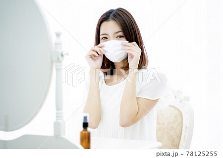 マスクをつける女性 78125255