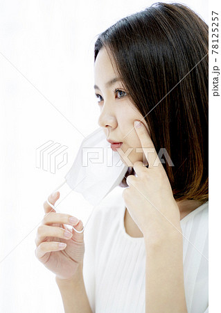 マスクの肌荒れを気にする女性 78125257