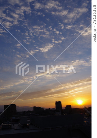 夕日の風景 夕日と遠景の丹沢方面の山並みと街影 背景素材 撮影場所 神奈川県大和市の写真素材