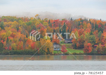 カナダ ローレンシャン高原の紅葉風景の写真素材