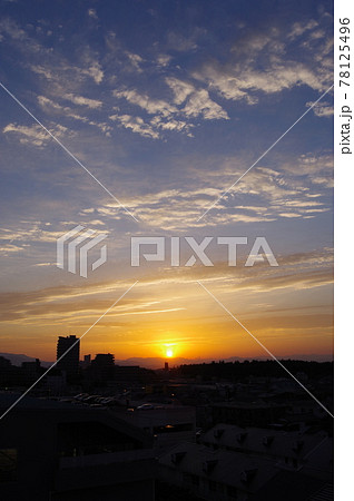 夕日の風景（夕日と遠景の丹沢方面の山並みと街影：背景素材） 撮影 