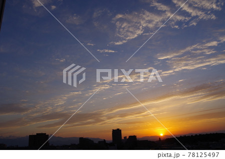 夕日の風景 夕日と遠景の丹沢方面の山並みと街影 背景素材 撮影場所 神奈川県大和市の写真素材