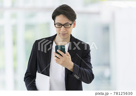スマートフォンを見るビジネスマン 78125630