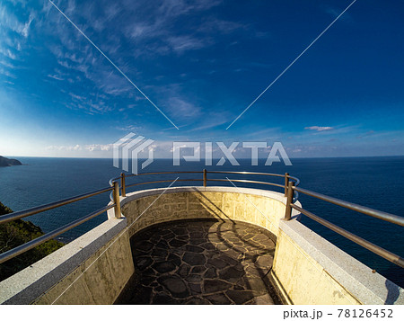 対馬　秋晴れの青空と異国の見える丘展望台から眺めた水平線　10月 78126452