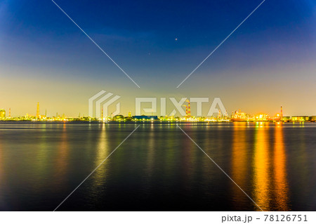 堺泉北臨海工業地帯の夜景と停泊中の船　高石市側から 78126751