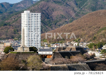 山梨県甲府市 甲府城跡（舞鶴城公園） 甲府市役所展望台から 78126824