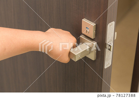 ドアを開ける小学生の手元 78127388