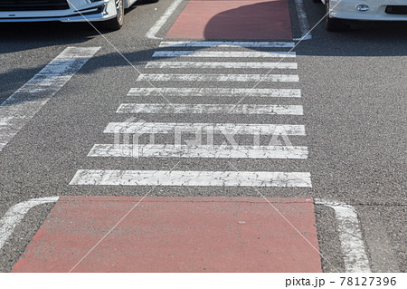 駐車場の横断歩道の写真素材 [78127396] - PIXTA