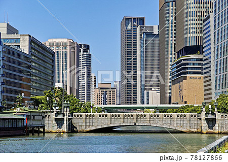 大阪中之島 土佐堀川に架かる淀屋橋と高層ビル群 大阪中之島 土佐堀川に架かる淀屋橋と高層ビル群 78127866