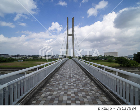青空の下の石川サイクル橋 78127934
