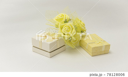 父の日ギフトと黄色いばらの花(造花) 父の日ギフトと黄色いばらの花(造花) 78128006