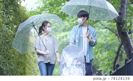 雨の日に散歩する家族 雨の日に散歩する家族 78128139